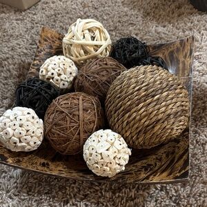 Vintage Mango wood plate with rattan and wicker balls